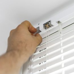 instalacion-cortinas-roller-blackout-persianas-verona-chile-e1554255214415 instalacion-cortinas-roller-blackout-persianas-verona-chile-e1554255214415